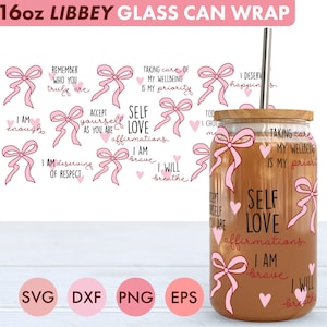 Könnte beinhalten: Eine 473 ml Libbey Glas-Can-Wrap mit Bambusdeckel und Edelstahlstrohhalm. Das Glas zeigt rosa Schleifen und Selbstliebe-Affirmationen, darunter "Ich bin genug" und "Ich bin mutig".