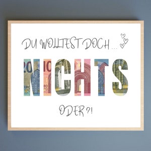 Könnte beinhalten: Ein weißer gerahmter Druck mit dem Text "Du wolltest doch... Nichts oder?!" in schwarzer Kursivschrift. Das Wort "Nichts" besteht aus Euro-Scheinen.