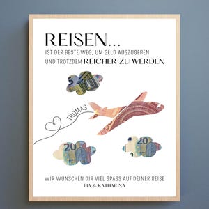 Minimalistische Geldgeschenk-Vorlage mit Flugzeug-Illustration und dem Schriftzug „Reisen ist der beste Weg um Geld auszugeben und trotzdem reicher zu werden“ auf weißem Hintergrund. Auf dem Bild ist ein Flugzeug und 3 Wolken. Diese Motive können ausgeschnitten werden und mit Geldscheinen hinterlegt werden.