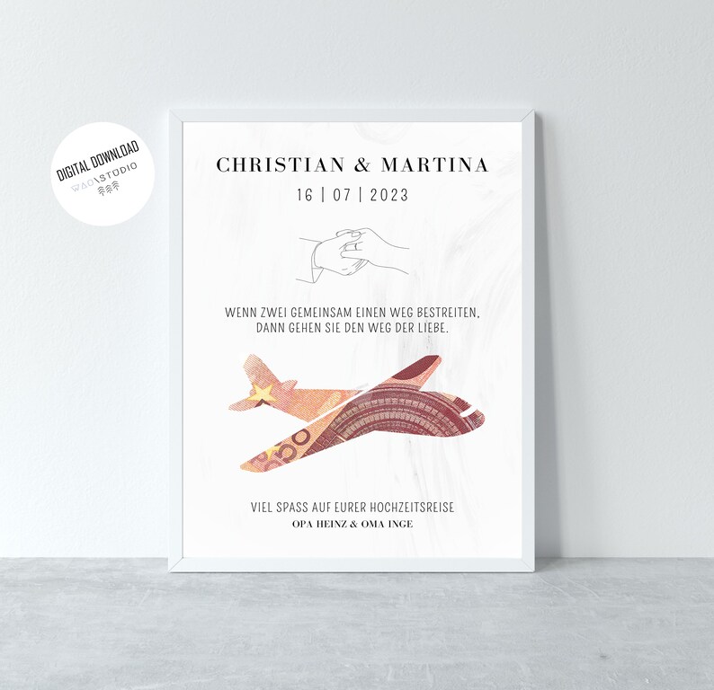 K&ouml;nnte beinhalten: Ein wei&szlig;er gerahmter Druck mit einer Schwarzwei&szlig;illustration von zwei sich haltenden H&auml;nden. Der Text "Christian & Martina" befindet sich oben auf dem Druck, darunter das Datum "16 | 07 | 2023". Der Text "Wenn zwei gemeinsam einen Weg bestreiten. Dann gehen sie den Weg der Liebe." befindet sich unter der Illustration. Der Druck zeigt auch eine rote und wei&szlig;e Flugzeugillustration mit dem Text "Viel Spass auf eurer Hochzeitsreise Opa Heinz & Oma Inge" unten.
