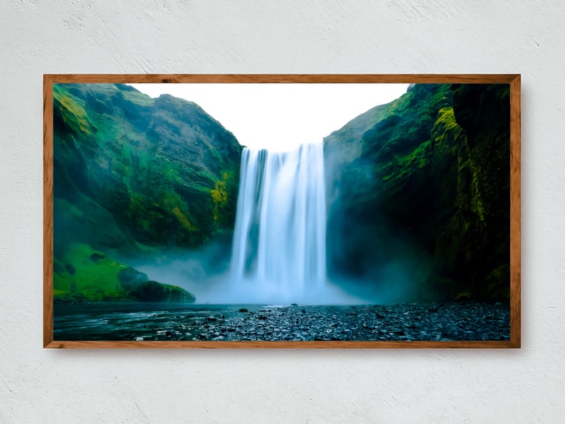 Samsung Frame TV an einer dunklen Wand, der eine ästhetische Fotografie eines isländischen Wasserfalls zeigt (Skogafoss).