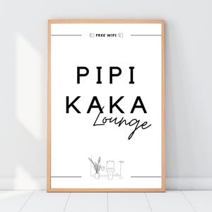 Minimalistisches Badezimmer Poster in Schwarz-Weiß mit dem Spruch Pipi Kaka Lounge und Free Wifi Symbolen sowie einer Toiletten-Strichzeichnung. Lustiges Gäste WC Wandbild Pipi Kaka Lounge.