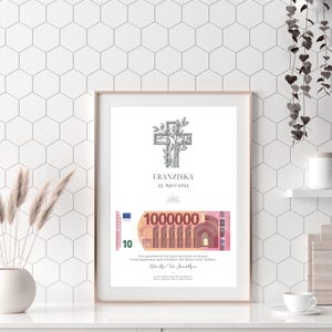 Personalisiertes Geldgeschenk mit einem filigranen Kreuz-Eukalyptus-Motiv und dem Schriftzug „Deine erste Million“. Perfekt als Geschenk in einem Holzrahmen.