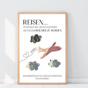 Minimalistische Geldgeschenk-Vorlage mit Flugzeug-Illustration und dem Schriftzug „Reisen ist der beste Weg um Geld auszugeben und trotzdem reicher zu werden“ auf weißem Hintergrund. Auf dem Bild ist ein Flugzeug und 3 Wolken. Diese Motive können ausgeschnitten werden und mit Geldscheinen hinterlegt werden.