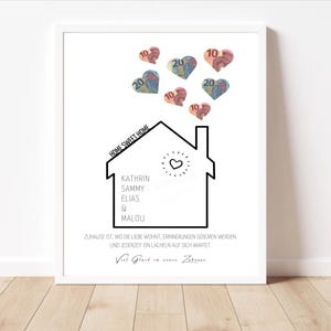 以下が含まれることがあります： 「Home Sweet Home」という文字が書かれた家の白黒のイラスト。家の内側に、カトリン、サミー、エリアス、マルーの名前が書かれている。家の周りに、ユーロ札が入ったピンクと赤の紙製のハートがいくつか散らばっている。