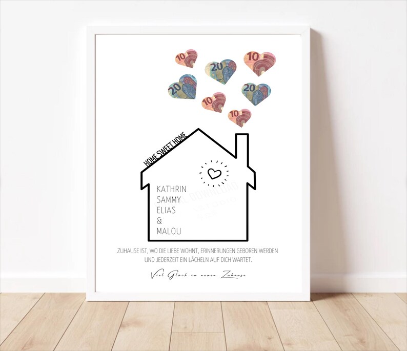 以下が含まれることがあります： 「Home Sweet Home」という文字が書かれた家の白黒のイラスト。家の内側に、カトリン、サミー、エリアス、マルーの名前が書かれている。家の周りに、ユーロ札が入ったピンクと赤の紙製のハートがいくつか散らばっている。