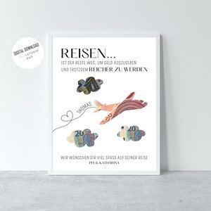 Ein weißes druckbares Poster mit einem Flugzeug aus Geld, das durch Wolken fliegt. Der Text lautet "REISEN... IST DER BESTE WEG, UM GELD AUSZUGEBEN UND TROTZDEM REICHER ZU WERDEN."  Der Poster enthält auch den Beispiel Namen "THOMAS" und den Text "WIR WÜNSCHEN DIR VIEL SPASS AUF DEINER REISE PIA & KATHARINA".