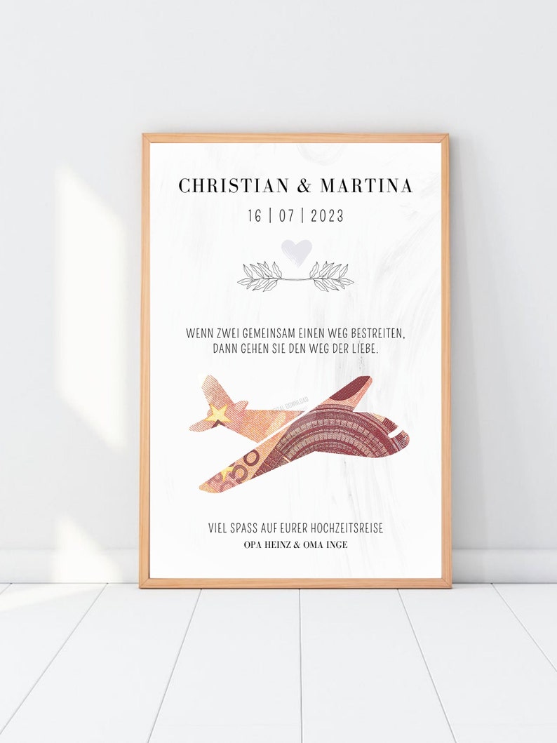 K&ouml;nnte beinhalten: Ein gerahmter Druck mit wei&szlig;em Hintergrund und einem stilisierten Flugzeug aus Geld. Der Text lautet "Christian & Martina 16|07|2023" und "Wenn zwei Menschen gemeinsam einen Weg bestreiten, gehen sie den Weg der Liebe." Der Druck enth&auml;lt auch den Text "Viel Spass auf eurer Hochzeitsreise Opa Heinz & Oma Inge".