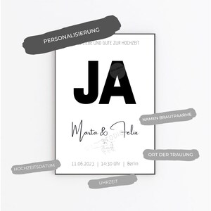 以下が含まれることがあります： 黒と白の額入り結婚式の告知。 「JA」の文字が大きく表示され、その下に「Marta & Felix」の名前があります。 結婚式の日時も含まれています。 デジタルダウンロードです。