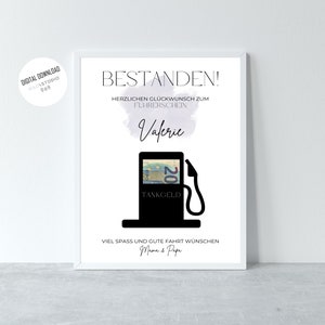 Puede incluir: Una tarjeta blanca imprimible con texto negro que dice "BESTANDEN!"  "HERZLICHEN GL&Uuml;CKWUNSCH ZUM FUHRERSCHEIN"  "Vaferie"  "TANKGELD"  "VIEL SPASS UND GUTE FAHRT W&Uuml;NSCHEN"  "Mama & Papa".  La tarjeta presenta una silueta negra de una gasolinera con un billete de 20 euros dentro.