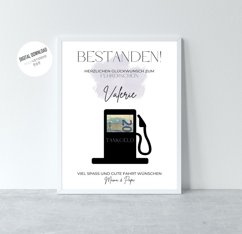 Puede incluir: Una tarjeta blanca imprimible con texto negro que dice "BESTANDEN!"  "HERZLICHEN GL&Uuml;CKWUNSCH ZUM FUHRERSCHEIN"  "Vaferie"  "TANKGELD"  "VIEL SPASS UND GUTE FAHRT W&Uuml;NSCHEN"  "Mama & Papa".  La tarjeta presenta una silueta negra de una gasolinera con un billete de 20 euros dentro.