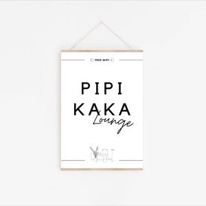 Minimalistisches Badezimmer Poster in Schwarz-Weiß mit dem Spruch Pipi Kaka Lounge und Free Wifi Symbolen sowie einer Toiletten-Strichzeichnung. Lustiges Gäste WC Wandbild Pipi Kaka Lounge.