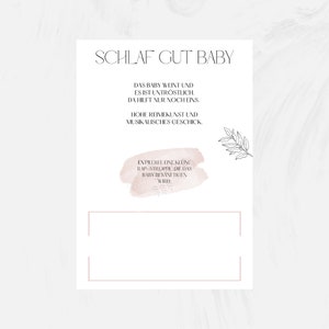 K&ouml;nnte beinhalten: Eine druckbare Karte mit einem rosafarbenen Aquarellhintergrund und schwarzem Text, der "Schlaf Gut Baby" lautet. Der Text auf der Karte lautet: "Das Baby weint und es ist untr&ouml;stlich. Da hilft nur noch eins. Hohe Reimekunst und musikalisches Geschick. Entwerfe eine kleine Rap-Strophe, die das Baby bes&auml;nftigen wird."