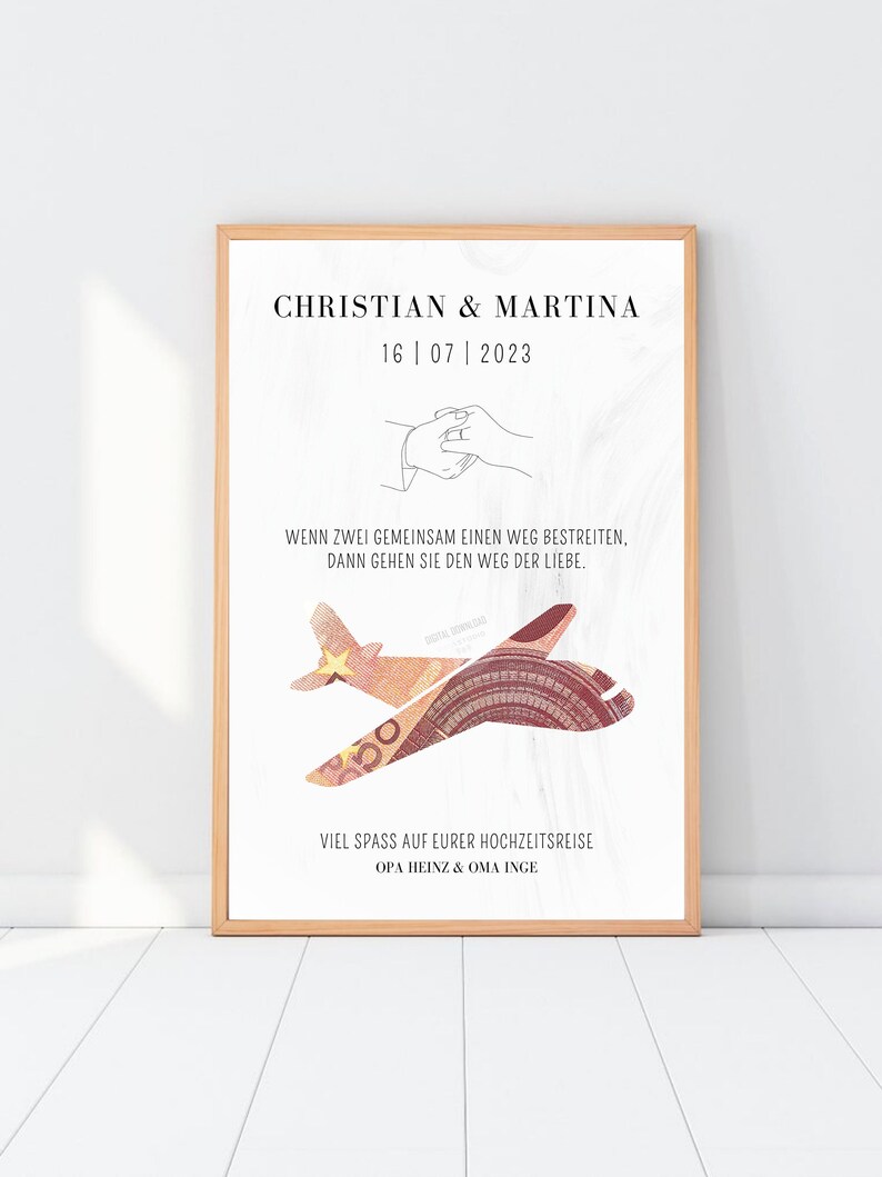 K&ouml;nnte beinhalten: Ein gerahmter Druck mit wei&szlig;em Hintergrund und schwarzem Text. Der Text lautet "Christian & Martina 16 | 07 | 2023" und "Wenn zwei Menschen einen Weg gemeinsam gehen, gehen sie den Weg der Liebe." Der Druck zeigt auch ein stilisiertes Bild eines Flugzeugs aus einem 500-Euro-Schein. Der Text unten lautet "Viel Spa&szlig; auf eurer Hochzeitsreise! Opa Heinz & Oma Inge."