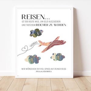 Minimalistische Geldgeschenk-Vorlage mit Flugzeug-Illustration und dem Schriftzug „Reisen ist der beste Weg um Geld auszugeben und trotzdem reicher zu werden“ auf weißem Hintergrund. Auf dem Bild ist ein Flugzeug und 3 Wolken. Diese Motive können ausgeschnitten werden und mit Geldscheinen hinterlegt werden.