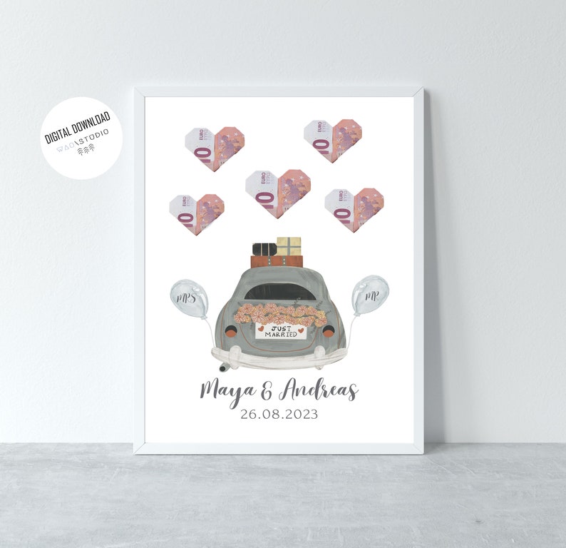 Druckbares Poster für Hochzeiten mit einem grauen Auto mit einem "Just Married"-Schild, rosa Blumen und Ballons. Das Auto hat Gepäck auf dem Dach und ist von Herzen aus Zehn-Euro-Scheinen umgeben. Der personalisierte Beispiel Text "Maya & Andreas 26.08.2023" befindet sich am unteren Rand des Bildes.