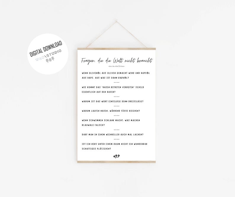 Könnte beinhalten: Ein druckbarer Poster mit dem Text "Fragen, die die Welt nicht braucht" in schwarzer Schrift auf weißem Hintergrund. Der Poster zeigt eine Liste von Fragen auf Deutsch, wie z. B. "Winn Olivenol aus Olives gemacht wird und Rapsol, aue Raps. Aue was ist dann Papyolt?" und "Wit kommt das 'Rasen betreten verboten' Schild eigentlich auf den Rasen?"