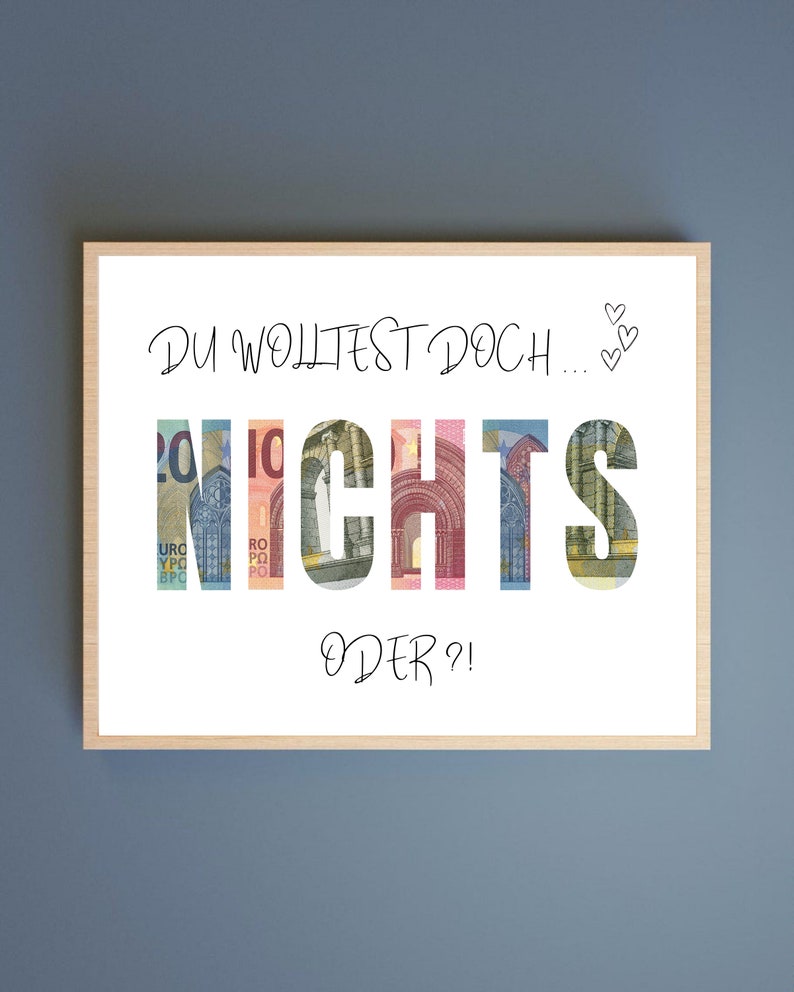 Könnte beinhalten: Ein weißer gerahmter Druck mit dem Text "Du wolltest doch... Nichts oder?!" in schwarzer Kursivschrift. Das Wort "Nichts" besteht aus Euro-Scheinen.