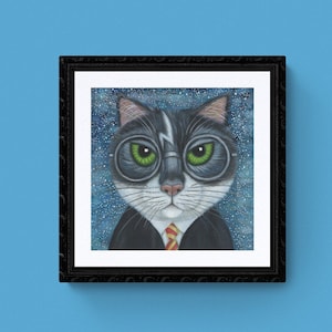 Op de afbeelding: Een zwart-witte kat met groene ogen die een ronde bril en een donkerblauwe stropdas met gouden strepen draagt. De kat heeft een bliksemschicht op zijn voorhoofd. De achtergrond is een blauwe en witte sterrenhemel.