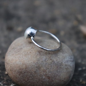 Anillo de perla natural - Anillo de perla blanca - Joyería de perla - Anillo de perla redonda - Anillo de plata hecho a mano - Anillo de perla con piedra natal de junio - Anillo de perla