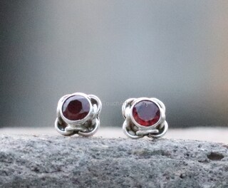 Orecchini A Perno In Argento 925 Con Granato Rosso Naturale A Forma Di Fiore, Rodiati, Ipoallergenici, Grandezza Media