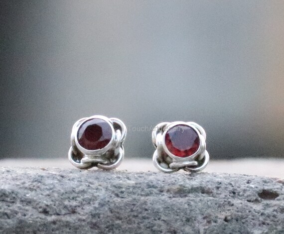 Orecchini A Perno In Argento 925 Con Granato Rosso Naturale A Forma Di Fiore, Rodiati, Ipoallergenici, Grandezza Media