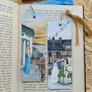 Può includere: Segnalibro fatto a mano con due scene ad acquerello. Una raffigura una donna in abito blu su un patio, l'altra una donna su un divano. Il segnalibro ha un nappa dorata e un cordino blu.