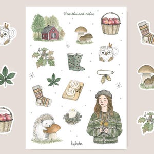 Può includere: Illustrazione ad acquerello a tema autunnale. Include una baita rossa, funghi, mele in un cesto, un riccio e una donna con un maglione verde. Altri elementi: stivali, calzini e una tazza con un motivo a gufo.