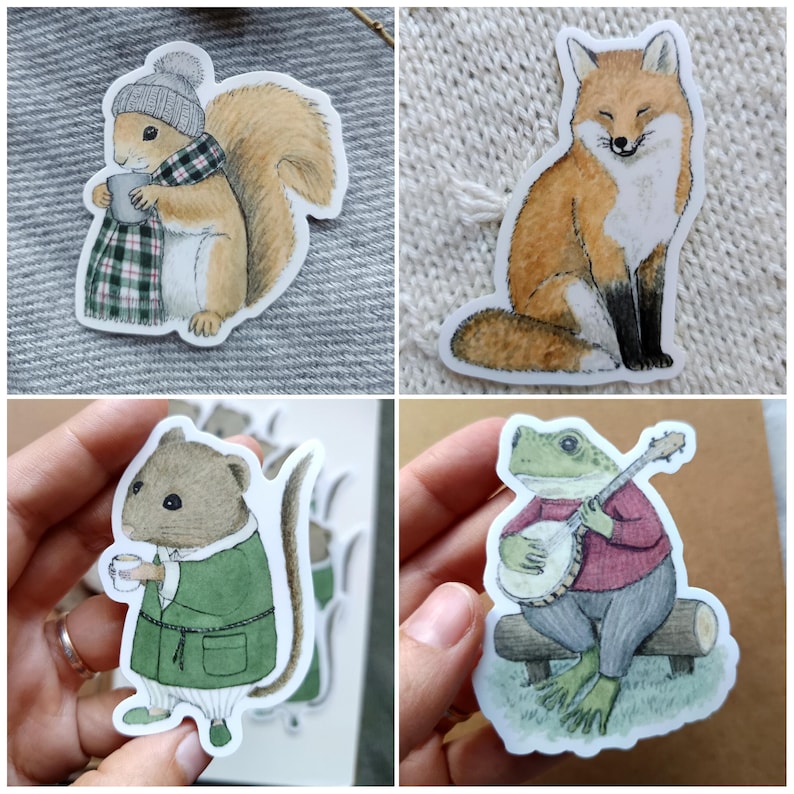 Op de afbeelding: Vier grillige stickers met bosdieren. Bevat een eekhoorn met een mok, een vos, een muis in een jas en een kikker die banjo speelt. Elke sticker heeft een witte rand en staat op een neutrale achtergrond.