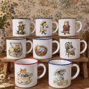 Może przedstawiać: Kolekcja ośmiu białych ceramicznych kubków z kolorowymi obwódkami, z których każdy zawiera szczegółową ilustrację antropomorficznego zwierzęcia. Wzory obejmują świnię, jeża, bobra, mysz w puszce, królika w koszyku, borsuka, mysz w filiżance i kaczkę z parasolem.