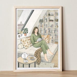Può includere: Illustrazione ad acquerello di una persona che legge su un divano in una stanza accogliente. La persona indossa un abito verde ed è circondata da libri, cuscini e un tavolino con tè e biscotti. L'opera è incorniciata in una cornice di legno chiaro.