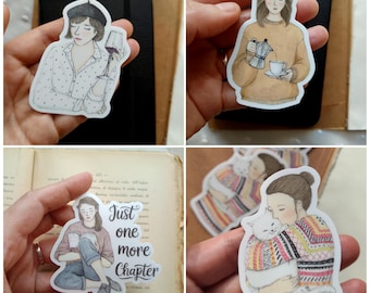 Op de afbeelding: Set van vier stickers met illustraties van een persoon die geniet van vrijetijdsactiviteiten. Eén sticker toont een persoon met een wijnglas, een andere met een koffiezetapparaat, een derde met de tekst "Just one more chapter" en de laatste die een kat knuffelt.
