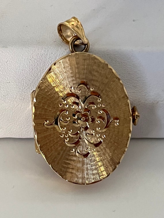 14K Gold Small Oval Locket with Delicate Filigree 