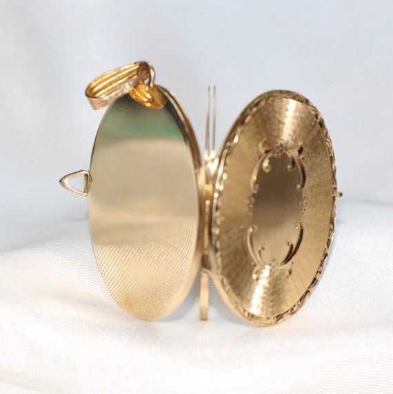 14K Gold Large Oval Locket - image 3