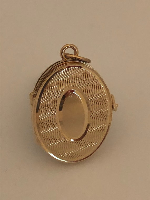 14K Gold Small Oval Locket - Gem