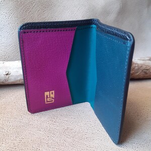 MINI PORTEFEUILLE en cuir de chèvre noir grainé et poches vert- violet modèle artisanal unique