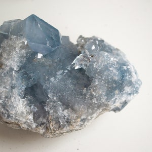 Cúmulo de geodas de celestita de Madagascar - 419 gramos / Cristal azul exuberante de calidad AAA