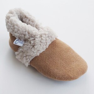 Baby and children's slippers in velvet fabric with customizable toupee lining. Beige