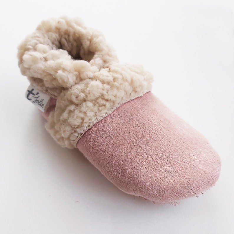 Baby and children's slippers in velvet fabric with customizable toupee lining. Pink
