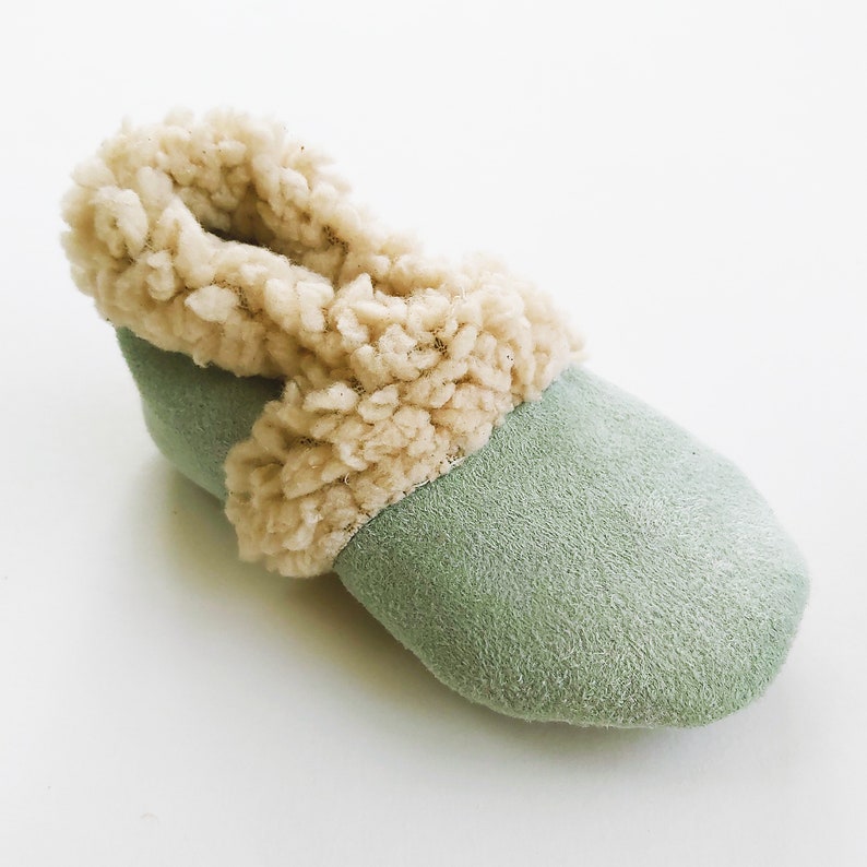 Baby and children's slippers in velvet fabric with customizable toupee lining. bleu mint