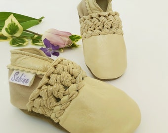 Customizable baby and children's shoes in white or pearl beige leather.