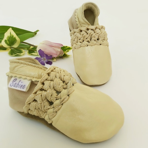 chaussures bébé et enfants en cuir blanc ou beige nacré personnalisables.