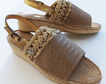 Wedge espadrilles in gold leather and fabric crochet.