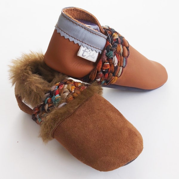 Chaussons bébé et enfants en cuir mouton marron entièrement doublées fourrure pour hiver personnalisabes..