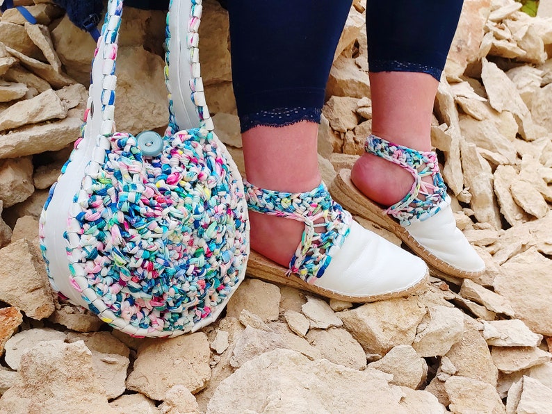 Espadrilles-style wedges in white leather and fabric crochet image 3