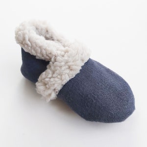 Baby and children's slippers in velvet fabric with customizable toupee lining. bleu jeans
