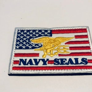 Könnte beinhalten: Gestickter Aufnäher mit einer amerikanischen Flagge, dem Navy SEAL-Abzeichen und dem Text "NAVY SEALS".