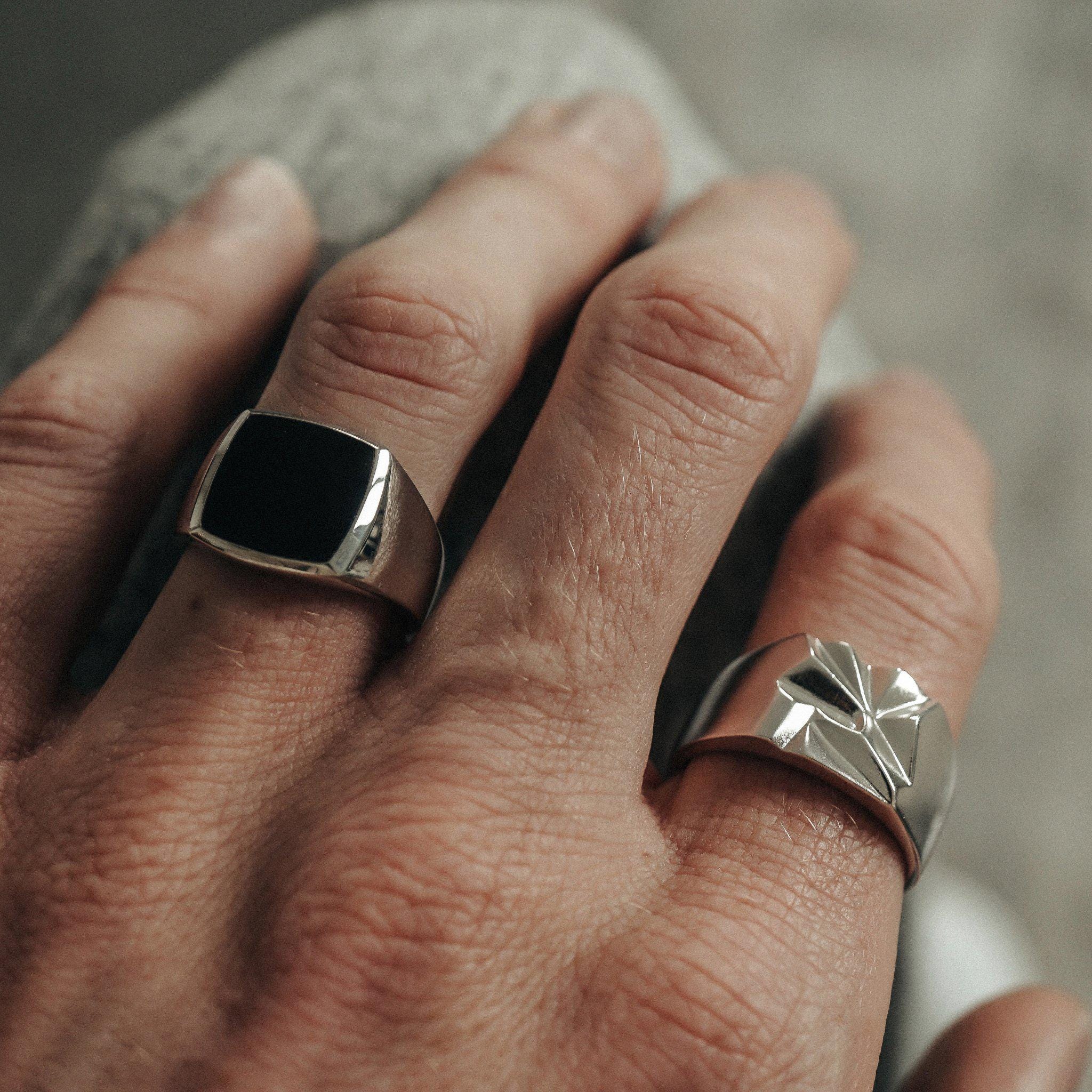 Anello con sigillo in argento sterling con onice nero Anello con sigillo in argento sterling con onice nero