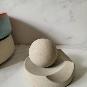 Diffuseur d'huiles essentielles, sphère en béton, aromathérapie, décoration d'intérieur, boule avec plateau, diffuseur passif, décoration en ciment, diffuseur en béton, boule en pierre