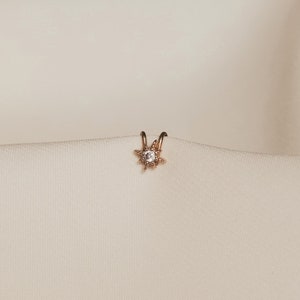 Fake piercing for the anti helix. Introverted. Gold plated.